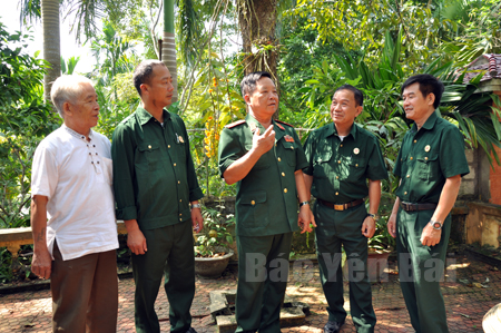 Thiếu tướng Sa Minh Trắc (giữa) trò chuyện cùng các hội viên Hội Cựu chiến binh xã Cát Thịnh.